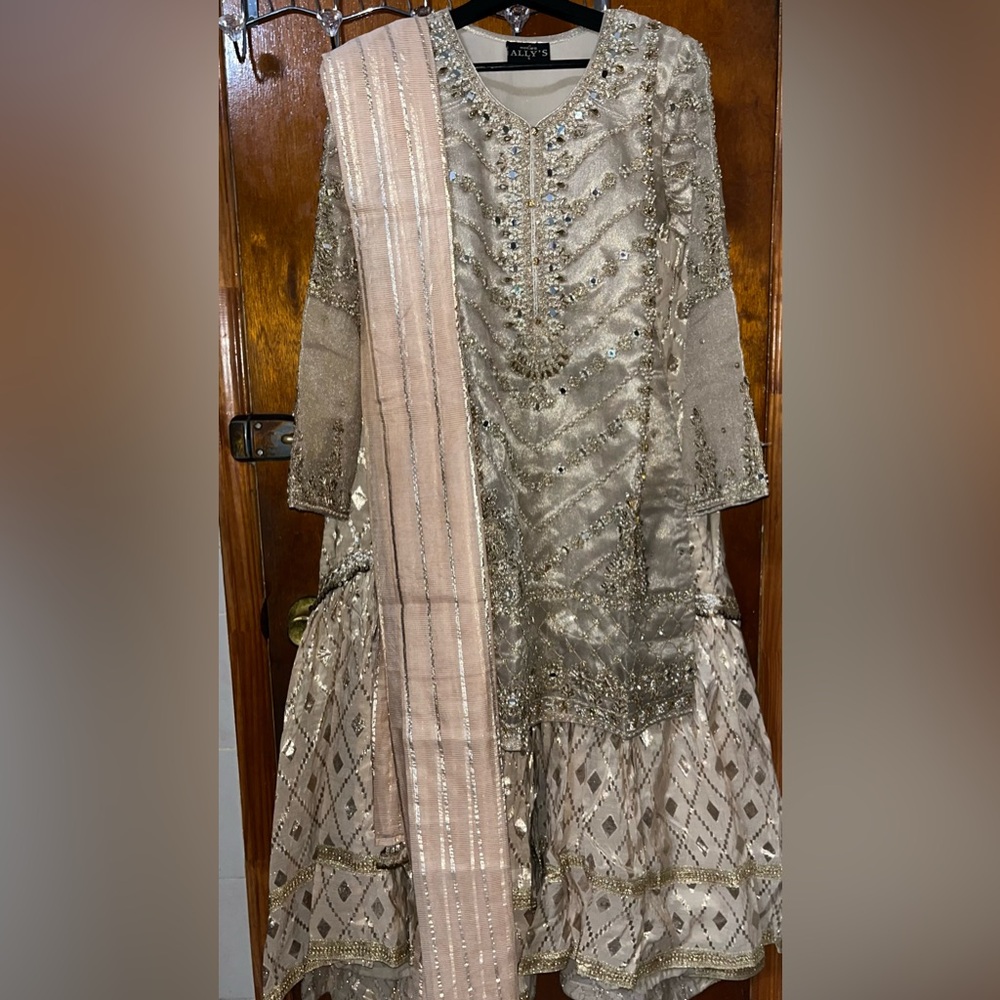 Elegant Embellished Gold Women's party wear by